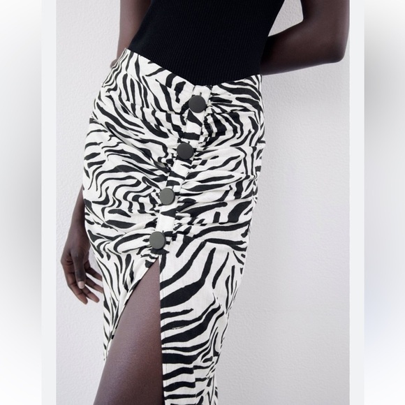 Zebra Print Black and White Women's Skirt. Size S . Style 8273/595/084 - Picture 2 of 10